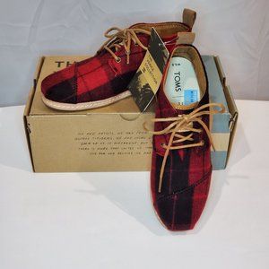 TOMS Bota Red Plaid Felt on Leather NWT Size 5.5
